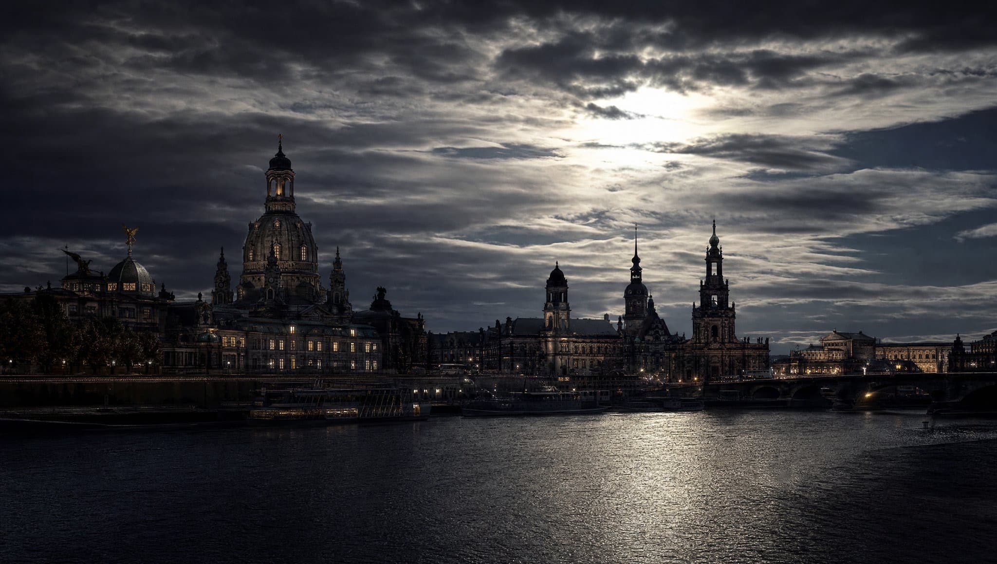 Dresden Altstadt zur blauen Stunde — Heimat der TS Service Group